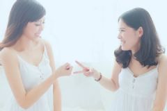 我是女生喜歡女生正常嗎？女生喜歡女生怎么辦？[多圖]