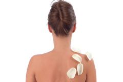 女生背上長(zhǎng)痘痘是什么原因？女生背上長(zhǎng)痘痘的解決方案[多圖]