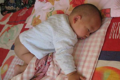寶寶睡覺踢被子是什么原因？寶寶睡覺踢被子怎么辦？[多圖]