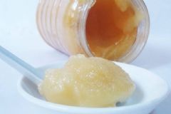 蜂蜜放在冰箱里結(jié)白晶怎么回事？蜂蜜結(jié)晶還能吃嗎？[圖]