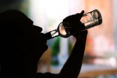 喝酒會導(dǎo)致脫發(fā)嗎？飲酒會讓人脫發(fā)嗎？[圖]