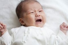 新生兒睡覺(jué)突然大哭是為什么？寶寶晚上睡覺(jué)哭鬧怎么辦？[多圖]