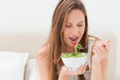 吃什么可以預(yù)防子宮疾?。吭鯓涌梢员ｐB(yǎng)子宮？[圖]