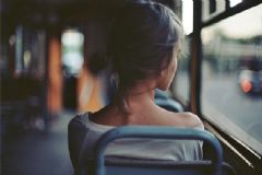 頭發(fā)白是什么原因引起的？頭發(fā)白了吃什么能變黑？[圖]