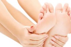 如何用搟面杖按摩腳底？按摩腳底的好處有哪些？[圖]