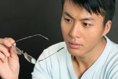 做完近視手術(shù)注意什么？做完近視手術(shù)能游泳嗎？[多圖]