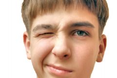 小飛蟲飛進(jìn)眼睛怎么辦？小飛蟲進(jìn)眼睛里怎么辦？[多圖]