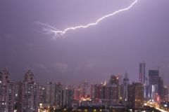 打雷可以玩手機嗎？打雷玩手機有影響嗎？[多圖]