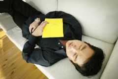 中午睡覺想醒又醒不來？中午睡覺想起起不來是怎么回事？[多圖]