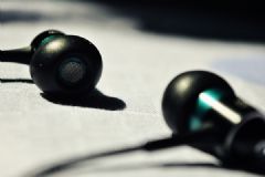 戴耳機患突發(fā)耳聾？長時間戴耳機的危害有哪些？[多圖]