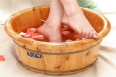 用熱水泡腳有什么好處？生活中如何健康使用冷熱水[多圖]