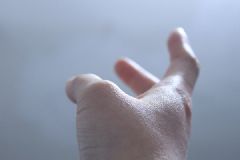 睡覺時(shí)手麻是什么原因？睡覺時(shí)手麻是怎么回事？[多圖]
