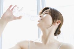 喉嚨痛可以吃檸檬嗎？喉嚨痛喝檸檬水好嗎？[多圖]