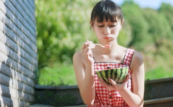 西瓜用勺子挖著吃好嗎？西瓜切著吃還是挖著吃好？(1)