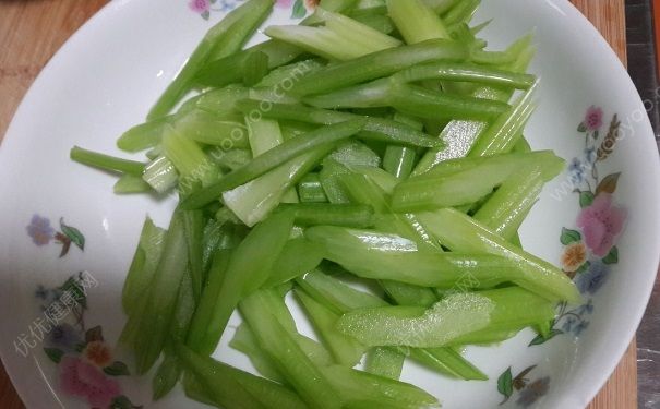 吃芹菜對身體有害嗎？吃芹菜的壞處有哪些？(2)