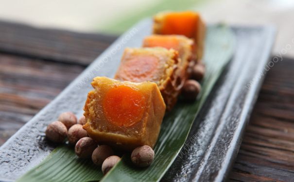一個(gè)月餅的熱量是多少？月餅的熱量高不高？(2)