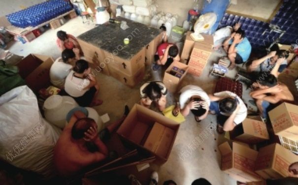 超大假酒作坊被端 喝假酒有什么危害？(1)