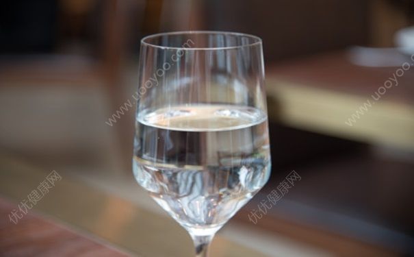 超大假酒作坊被端 喝假酒有什么危害？(3)