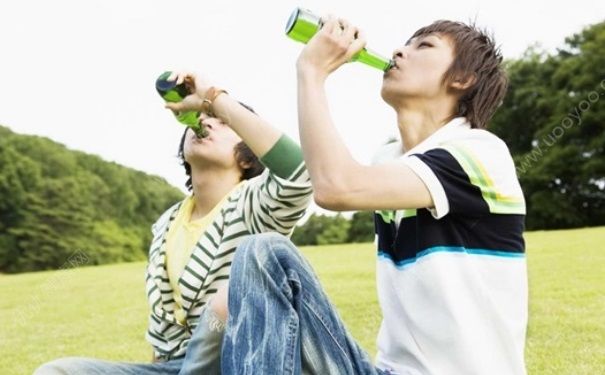 15歲喝酒會(huì)怎么樣？15歲喝酒對(duì)身體有什么危害？(1)