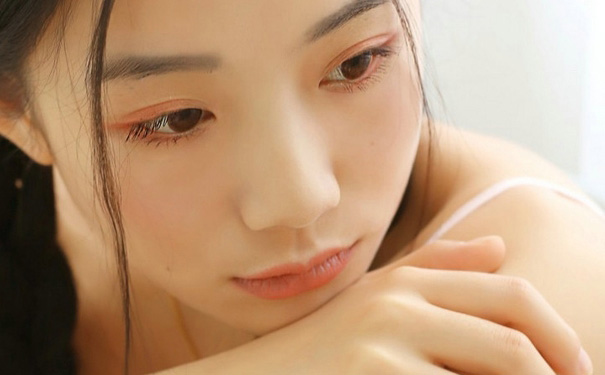 夏季女人背上長(zhǎng)痘痘怎么消除？夏季背上長(zhǎng)痘痘是為什么？(1)