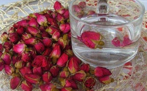 玫瑰花泡水有什么功效？怎么用玫瑰花美容？(1)