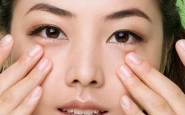 怎樣去除失眠導(dǎo)致的黑眼圈？快速去除黑眼圈的方法有哪些？(1)