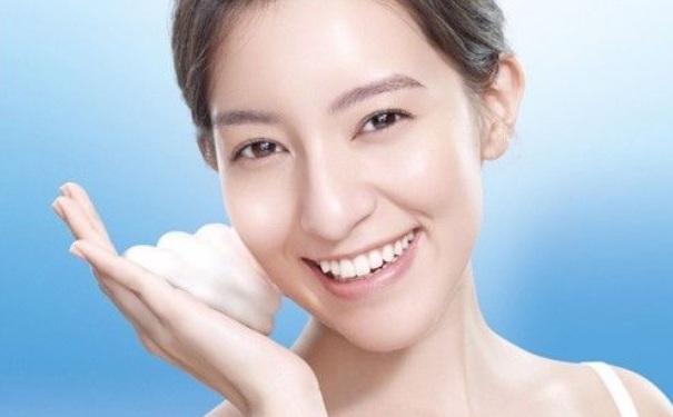 臉上長痘痘用什么洗臉最好？臉上長痘痘用什么水洗臉好？(1)