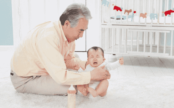 如何照顧哭鬧的嬰兒？怎樣照顧哭鬧的嬰兒？(1)