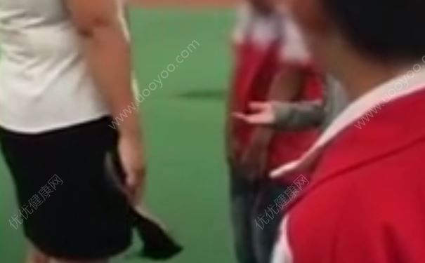 女教師脫高跟鞋打小學(xué)生，學(xué)生嚇得直哆嗦，穿高跟鞋有什么害處？(2)