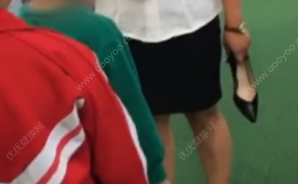 女教師脫高跟鞋打小學(xué)生，學(xué)生嚇得直哆嗦，穿高跟鞋有什么害處？(4)