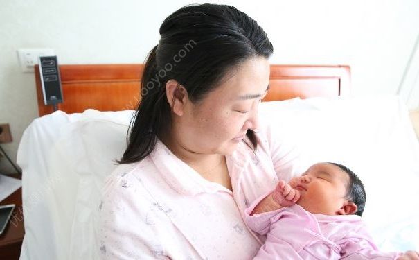 周潤(rùn)發(fā)太太30年無(wú)子竟然是因?yàn)檫@個(gè)，年齡大了再要孩子好嗎？(3)