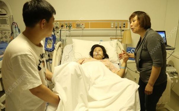 周潤(rùn)發(fā)太太30年無(wú)子竟然是因?yàn)檫@個(gè)，年齡大了再要孩子好嗎？(4)