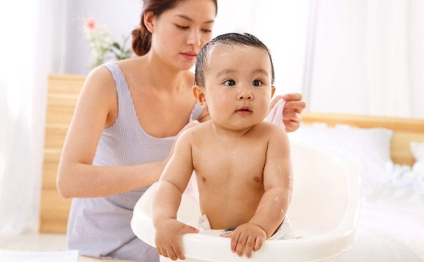冬季寶寶洗澡如何預(yù)防感冒？冬季怎樣正確給寶寶洗澡？(1)