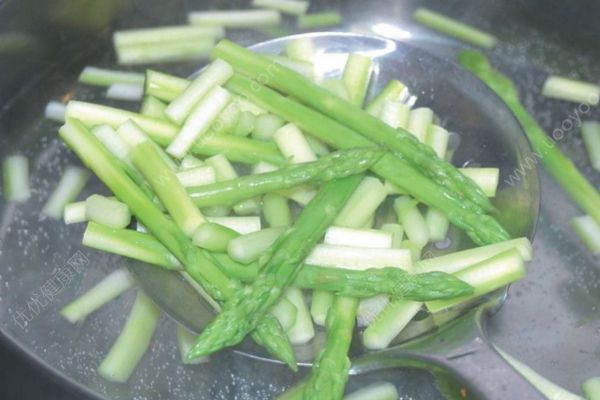 蘆筍要焯水嗎？蘆筍要煮多久？(1)