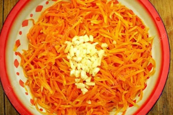 南瓜和蒜能同時(shí)吃嗎？大蒜南瓜的營養(yǎng)功效(1)