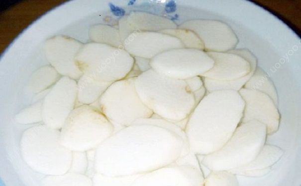 山藥切片后怎樣才能不變黑？山藥切開(kāi)后變黑還能吃嗎？(2)