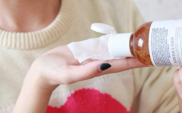 化妝棉怎么用爽膚水？化妝棉擦爽膚水用法？(1)