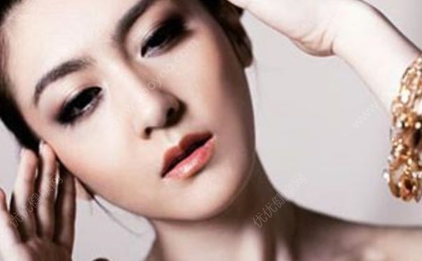 如何畫(huà)漂亮的彩妝？女孩怎么化妝好看？(1)