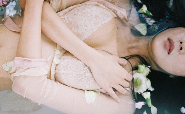 女性乳房下垂怎么辦？如何緩解乳房下垂？(1)