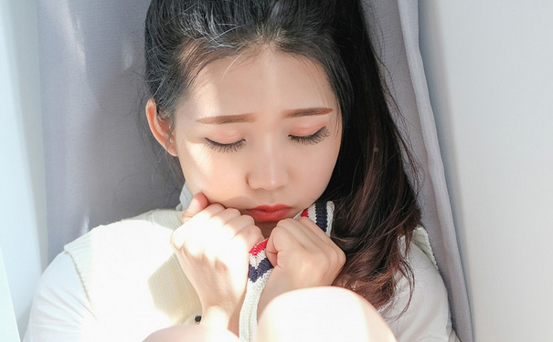 乳房發(fā)育不良的癥狀有哪些？什么情況是乳房發(fā)育不良？(1)