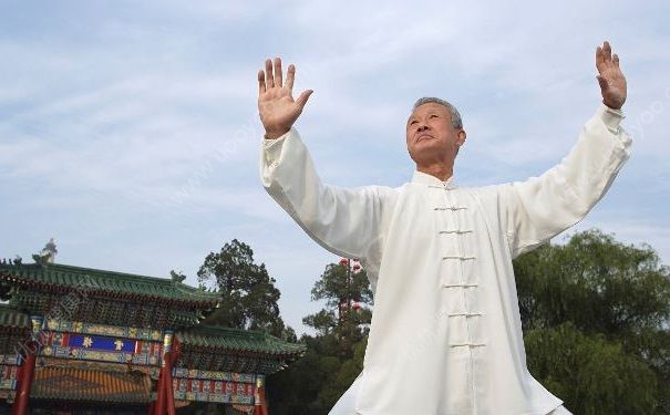 6旬老人見義勇為抓小偷，被砍6刀仍不松手，老年人怎樣強身？(1)
