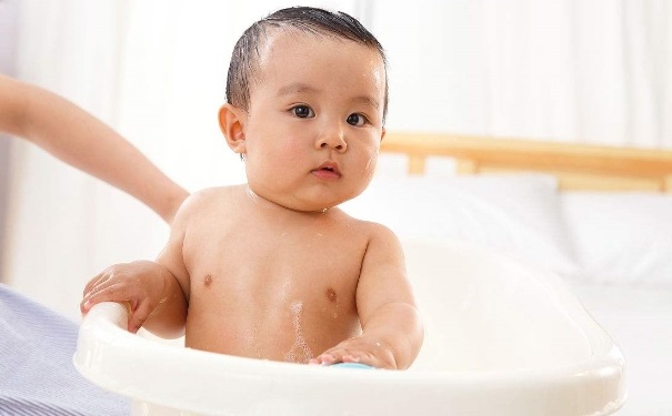 夏季給寶寶洗澡要注意什么？夏季寶寶洗澡的注意事項(xiàng)有哪些？(1)