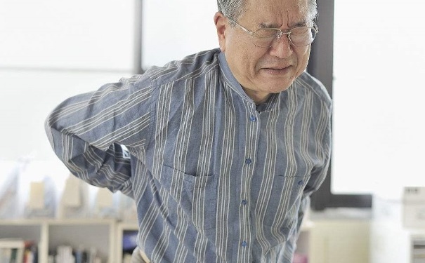 老人腰疼怎么治療？老人腰痛如何緩解？(1)