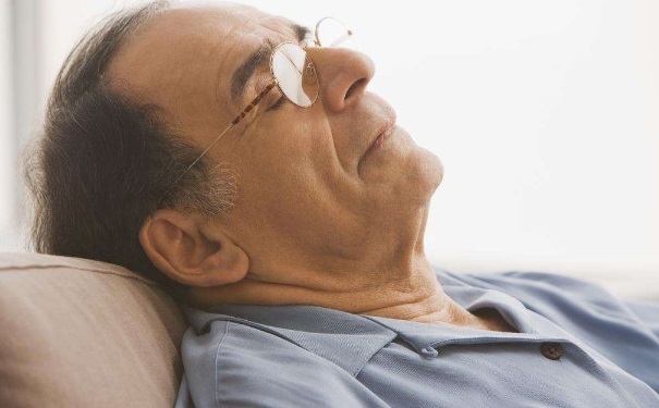 老年人失眠原因有哪些？老年人失眠有哪些治療方法？(1)