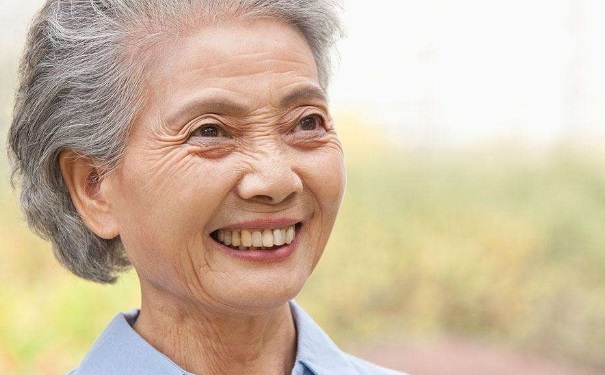 導(dǎo)致老人脫發(fā)的原因有哪些？老年人脫發(fā)的原因有哪些？(1)