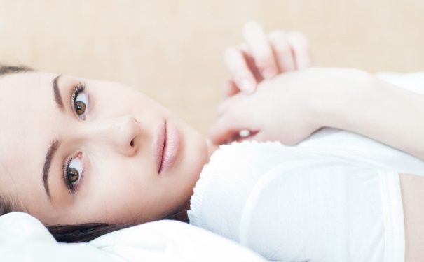女性乳房發(fā)育不良是什么原因？女性乳房不發(fā)育的原因有哪些？(1)
