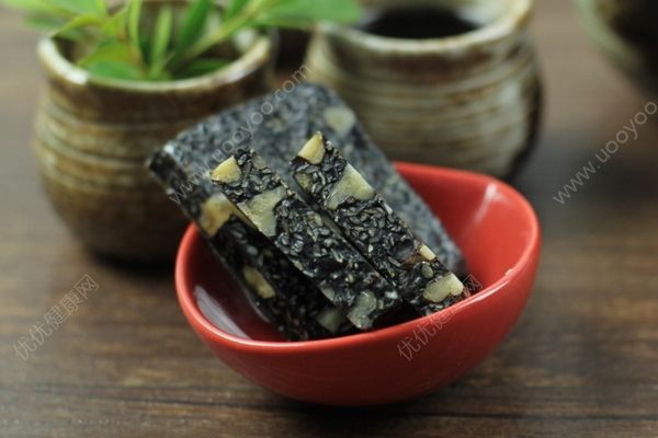 女性冬天吃阿膠滋補，與6種食物一起吃會降低功效(1)