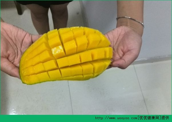 芒果怎么切吃著方便？切芒果的快速方法(3)