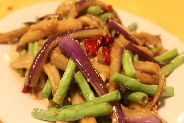 茄子和豆角怎么炒好吃？茄子豆角的家常做法(1)