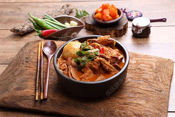 排骨土豆湯怎么做好吃？韓式排骨土豆湯的做法(1)